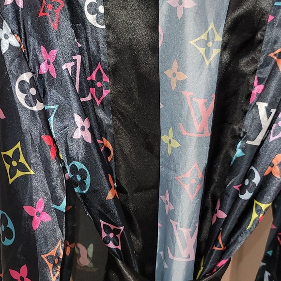 Elegant Black Multicolor Patterned Robe - Picture 3 of 5